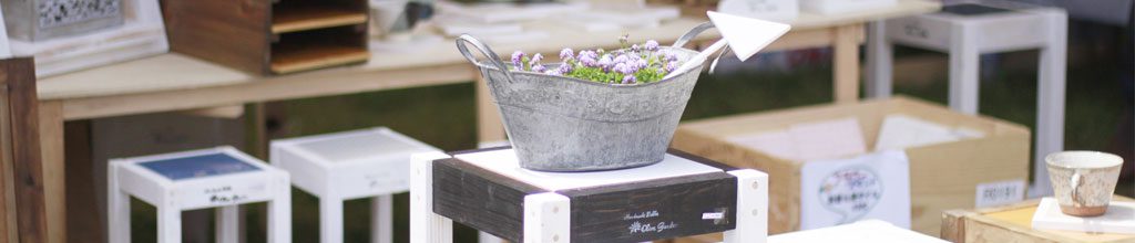 ステンレス製の鉢に花が植えてある写真